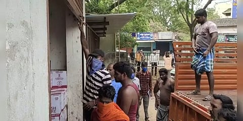 மதுபானங்களை இடம் மாற்றம் செய்ய வந்த ஊழியர்கள் - கடையை முற்றுகையிட்ட குடிமகன்கள் 