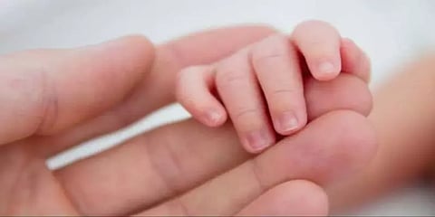 பிறந்த சிசுவை 1.5 கி.மீ பைக்கில் கொண்டு சென்று காப்பாற்றிய மருத்துவர் 