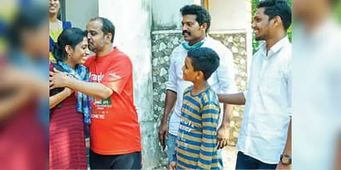 திருமணம் நின்ற சோகத்திற்கு நடுவே  வெளியூரில் சிக்கித் தவித்த மாணவியை மீட்ட மணமகன் 