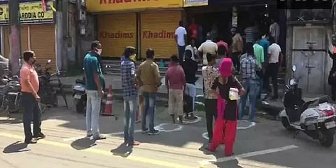 அசாமில் மதுபானம் விற்க அனுமதி: குவிந்த மதுபிரியர்கள்!
