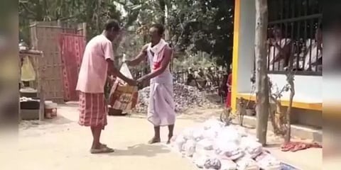 மனைவியின்  திதியை தவிர்த்துவிட்டு ஏழைகளுக்கு உணவளித்த  முதியவர் 