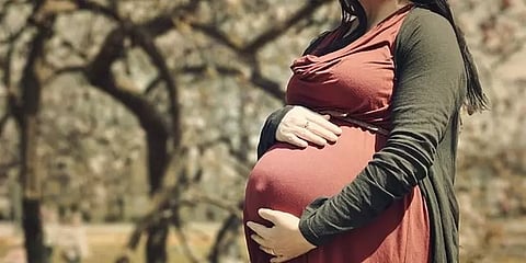 பல் மருத்துவமனையில் குழந்தையை பிரசவித்த பெண் !