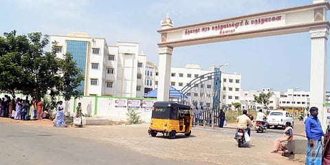 அறுவை சிகிச்சை செய்த மாணவனுக்கு கொரோனா: தனிமைப்படுத்தப்பட்ட மருத்துவர்கள், செவிலியர்கள் !
