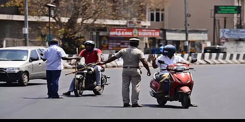 ஊரடங்கை மீறி சாலைகளில் சுற்றுவோர் மீது கடும் நடவடிக்கை எடுக்கும் காவல்துறை