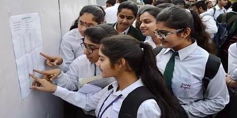 10 மற்றும் 12 ஆம் வகுப்புகளுக்கு தேர்வு நடத்தப்படும் : சிபிஎஸ்இ