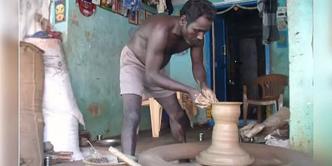 ஊரடங்கால் உணவிற்கே கஷ்டம் : மண்பாண்ட தொழிலாளர்களின் வேதனை..!