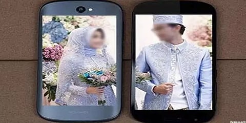 செல்போனுக்கு தாலிக்கட்டி திருமணம் ! ஊரடங்கில் வேலையை முடித்த இளைஞர்