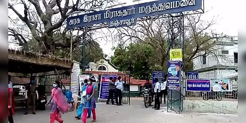 தஞ்சை அரசு மருத்துவமனையில் பிடிபட்ட பாம்புகள் - பொது மக்கள் அச்சம் 