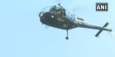 கொரோனா முன்கள வீரர்களுக்கு முப்படைகளின் கவுரவம் - காற்றில் பறந்த மலர்கள்