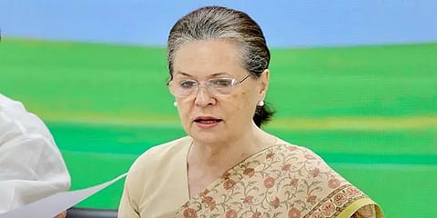 வெளி மாநிலத்தவர்கள் ஊர் திரும்பும் கட்டணத்தை காங்கிரஸ் கட்சி ஏற்கும்  - சோனியா காந்தி