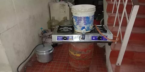 யூ டியூப் பார்த்து குக்கரில் சாராயம் காய்ச்சிய  இளைஞர்கள் - கைது  செய்த போலீசார்..!