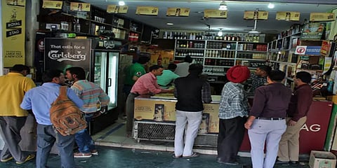 பச்சை மண்டலங்களில் திறக்கப்பட்ட மதுக்கடைகள் - உற்சாகமாக குவிந்த மதுப்பிரியர்கள்