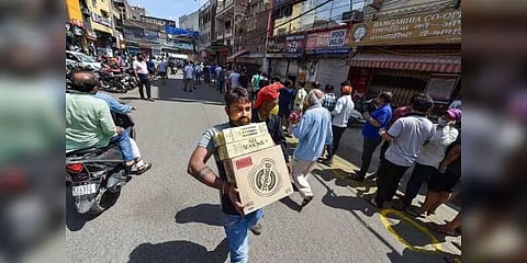 மதுக்கடையில் நிலவும் நெரிசலைக் கட்டுப்படுத்த ஆசிரியர்களை அமர்த்திய ஆந்திர அரசு 