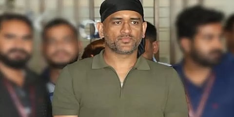 அஜித் போல சால்ட் அண்ட் பெப்பர் லுக்கிற்கு மாறிய "தல"  தோனி !