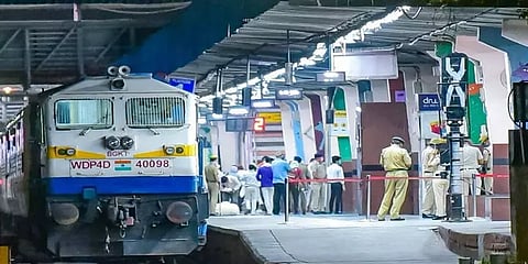 தாமதத்திற்கு பின்பு தொடங்கியது சிறப்பு ரயில் முன்பதிவு !