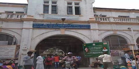 மருத்துவமனை வளாகத்தில் தூங்கிக் கொண்டிருந்தவரின் காலில் ஏறிய மருத்துவரின் கார்