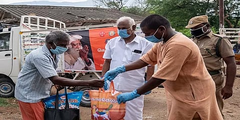 உணவின்றி தவிக்கும் மக்கள்… உதவிக்கரம் நீட்டும் ஈஷா!