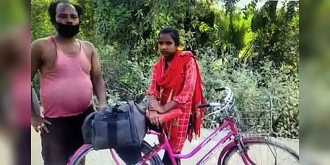 தந்தையுடன் பீகாரை நோக்கி 1200 கி.மீட்டர் சைக்கிளில் பயணித்த இளம் பெண் 