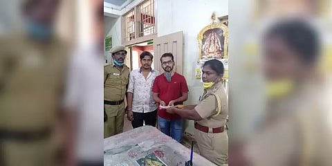 சாலையில் கிடந்த ரூ. 40 ஆயிரத்தை உரியவரிடம் ஒப்படைத்த காவலர் 