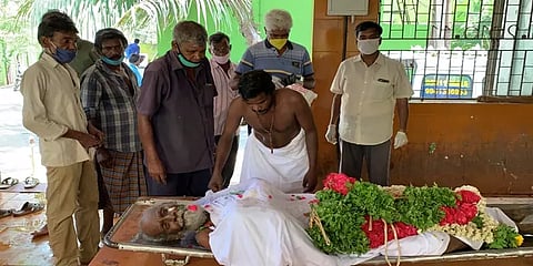 15 வருடங்களாக யாசகம் செய்துவந்த நபர் மரணம்.. இறுதி சடங்கு செய்த பொதுமக்கள்..!