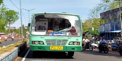 புதுக்கோட்டை : அரசு பேருந்தின் மீது கல்வீசி கண்ணாடியை உடைத்த பெண்..!