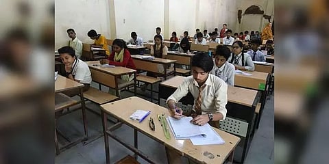 சென்னை கொரோனா கட்டுப்பாட்டுப் பகுதியிலுள்ள மாணவர்களுக்கு வீடு தேடி வரும் ஹால் டிக்கெட் 