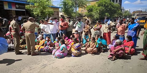 மதுரை : டாஸ்மாக் கடையை திறக்க எதிர்ப்பு தெரிவித்து பெண்கள் போராட்டம்
