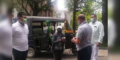 கொரோனாவிலிருந்து மீண்டவருக்காக 8 மணிநேரம் ஆட்டோ ஓட்டிய ஓட்டுநர்! -  1 லட்சம் பரிசு