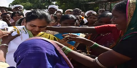 மக்களின் வாழ்வில் ஒளியேற்றிய மாவட்ட ஆட்சியரின் பெயரையே கிராமத்திற்கு சூட்டிய மக்கள்..!