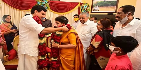 எளிமையாக நடைபெற்ற கேரள முதல்வரின் மகள் திருமணம் !