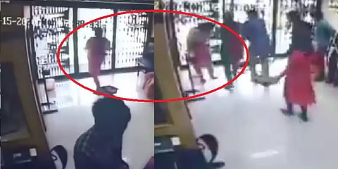 இப்படியும் மரணமா?: வங்கியின் கண்ணாடி கதவைக் கவனிக்காமல் மோதிய பெண் உயிரிழப்பு!!