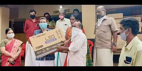 பள்ளியில் பாடம் நடத்த இலவசமாக 26 டிவிகள் : உதவிய முன்னாள் மாணவருக்கு குவியும் பாராட்டு