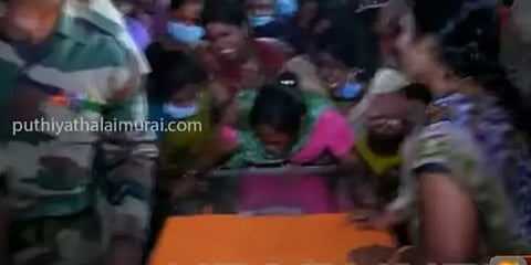 சொந்த ஊர் வந்தது ராணுவ வீரர் பழனியின் உடல்:   கிராம மக்கள் இறுதி அஞ்சலி