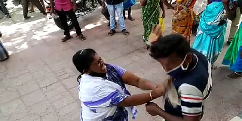 அத்துமீறி நடந்து கொண்ட நபர் -  செருப்பால் அடித்து போலீசில் ஒப்படைத்த பெண்