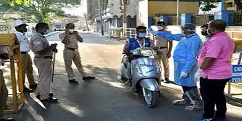 யாரெல்லாம் வீட்டில் தனிமைப்படுத்திக் கொள்ளலாம்: மத்திய அரசு புதிய விதிமுறை