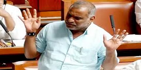 "கர்நாடகாவில் கொரோனா சமூகப் பரவலாக இருக்கிறது"- அமைச்சர் பேச்சால் சர்ச்சை !