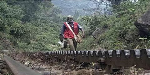 தினமும் 15 கி.மீ அடர் காட்டில் பயணம்; 30 வருட சர்வீஸ் : தபால்காரருக்கு குவியும் பாராட்டு