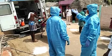 கொரோனாவால் பாதிக்கப்பட்ட மூதாட்டி...  தொட்டு தூக்க மறுத்த ஆம்புலன்ஸ் ஊழியர்கள்