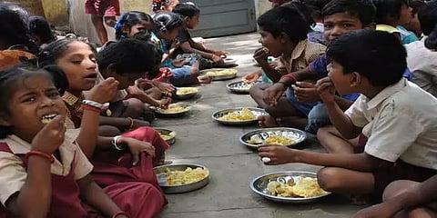 சத்துணவு பொருட்களை மாணவர்கள் பெற்றுக் கொள்வது எப்படி?