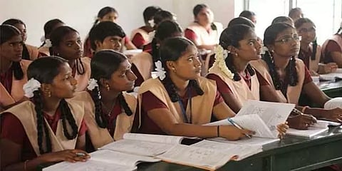 மாணவர் சேர்க்கையே நடைபெறாமல்  டிவியில் பிளஸ் ஒன் பாடங்கள்...  ஆசிரியர்கள் கவலை