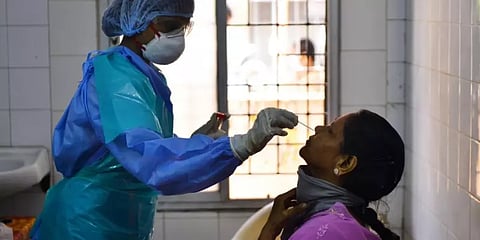 தமிழகத்தில் இன்று 4,965 பேருக்கு கொரோனா : 75 பேர் உயிரிழப்பு