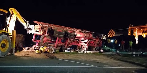 பைக் மீது லாரி கவிழ்ந்து விபத்து : 4 பேர் உயிரிழப்பு