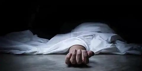 வீட்டில் கொரோனா நோயாளி தூக்கிட்டு தற்கொலை