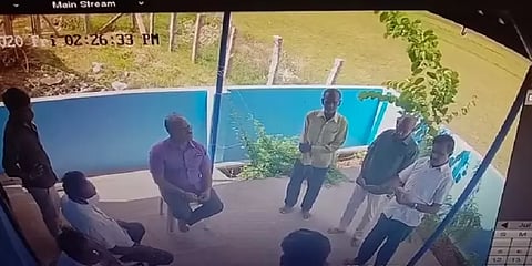 "நாங்க வருமான வரித்துறையிலிருந்து வரோம் ”:  மோசடி கும்பலை நாசுக்காக சிக்கவைத்த கடைக்காரர்