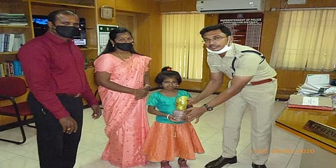 சைக்கிள் வாங்க உண்டியலில் சேமித்த பணத்தை நிவாரண நிதிக்காக  வழங்கிய 7 வயது சிறுமி..!