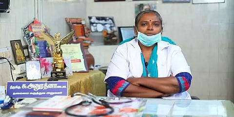'குடும்பத்தினர்  பேரச்சத்தில் உள்ளனர்'  கொரோனா வார்டு மருத்துவரின் துயர்மிகு அனுபவம்!