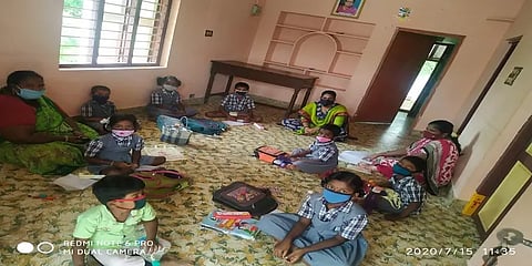 ஆன்லைன் கல்விக்கு மாற்று:  கிராமங்களில் உருவாகும் நுண் வகுப்பறைகள்
