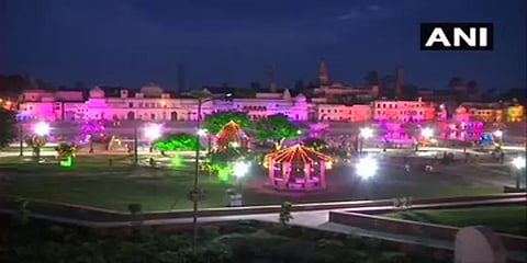 வண்ண விளக்குகளால் ஜொலிக்கும் அயோத்தி !