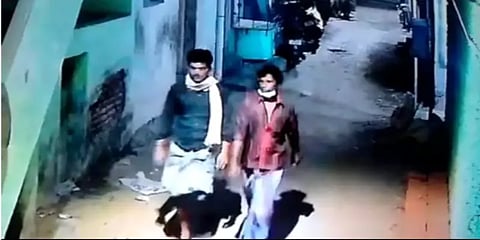 கதவை திறந்து வைத்து தூங்கிய நபர் : செல்போன்கள், பணத்தை சுருட்டிய திருடர்கள்