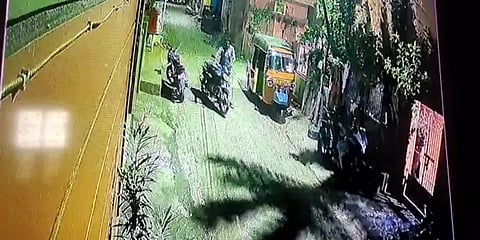 ​சென்னையில் கள்ளச்சாவி போட்டு டூவீலரை திருடிய இளைஞர்கள்! வீடியோ